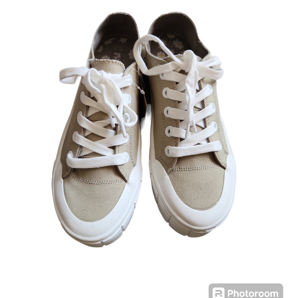 New Sneaker size 8